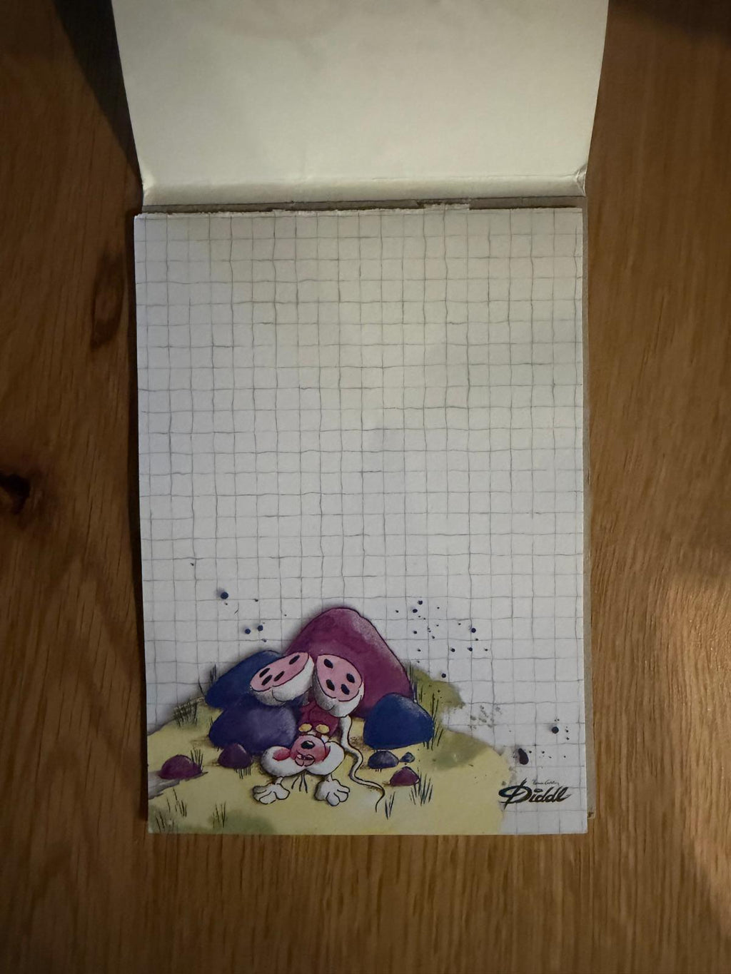 Diddl Block A6 Nr. 47 – Innenseite, kariertes Blatt mit Diddl-Maus zwischen Steinen